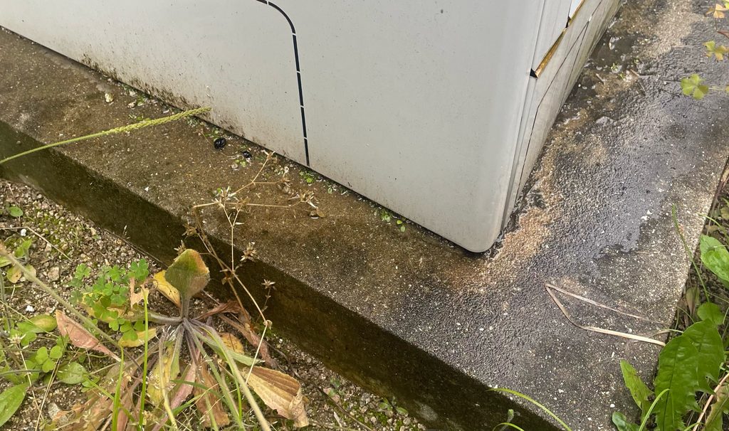エコキュートの本体下から水が漏れている実際の写真です。